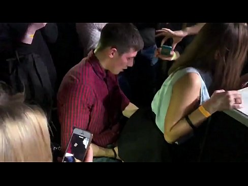 ❤️ Echter Sex in einem russischen Nachtclub. 18-jährige russische Mädchen in den Anus und Vagina gefickt in einem Nachtclub ❌ Quality porn bei de.kutjeporno.ru ﹏
